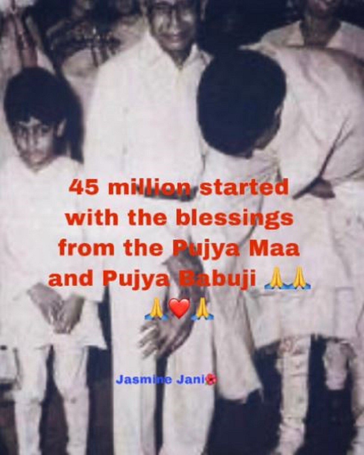 •এই খবরের পর এক ভক্ত অমিতাভের একটি ছবি পোস্ট করেন। সেখানে দেখা যায় যে তাঁর বাবা হরিবংশ রাই বচ্চনের পা ছুঁয়ে প্রণাম করছেন তিনি। পাশে দাঁড়িয়ে ছোট্ট অভিষেক। ছবিটি দেখে আবেগআপ্লুত হয়ে পড়েন বিগ বি। •এই খবরের পর এক ভক্ত অমিতাভের একটি ছবি পোস্ট করেন। সেখানে দেখা যায় যে তাঁর বাবা হরিবংশ রাই বচ্চনের পা ছুঁয়ে প্রণাম করছেন তিনি। পাশে দাঁড়িয়ে ছোট্ট অভিষেক। ছবিটি দেখে আবেগআপ্লুত হয়ে পড়েন বিগ বি।