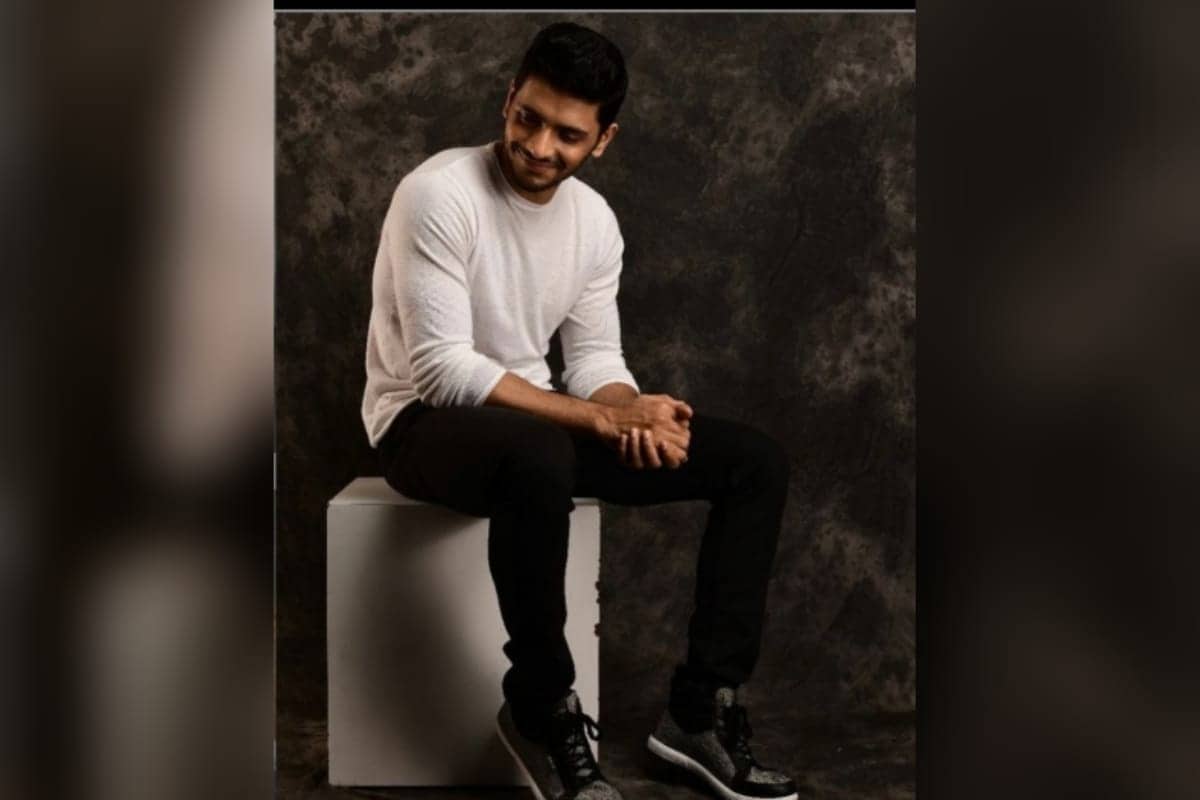 অর্জুন চক্রবর্তী -২০১৯’এ ওয়েব সিরিজে অভিষেক হয় তার। তারপর ২০২০র জানুয়ারিতে মুক্তি পায় ওয়েব সিরিজ ‘বন্য প্রেমের গল্প’। যথেষ্ট সফল হয় এটি। এবং অর্জুন চক্রবর্তীর অভিনয় দর্শকের নজর কাড়ে।দ্বিতীয় সিজনও হয় এই ওয়েব সিরিজের। এছাড়াও সম্প্রতি মুক্তি পাওয়া তার ছবি ‘লাভ আজ কাল পরশু’র জন্য হইচই এর তরফ থেকে তার ঝুলিতে আসে পুরস্কারও। তিনিও যে ওয়েব দুনিয়ার অন্যতম প্রধান মুখ হয়ে উঠতে চলেছেন সেটা বলাই বাহুল্য। অর্জুন চক্রবর্তী -২০১৯’এ ওয়েব সিরিজে অভিষেক হয় তার। তারপর ২০২০র জানুয়ারিতে মুক্তি পায় ওয়েব সিরিজ ‘বন্য প্রেমের গল্প’। যথেষ্ট সফল হয় এটি। এবং অর্জুন চক্রবর্তীর অভিনয় দর্শকের নজর কাড়ে।দ্বিতীয় সিজনও হয় এই ওয়েব সিরিজের। এছাড়াও সম্প্রতি মুক্তি পাওয়া তার ছবি ‘লাভ আজ কাল পরশু’র জন্য হইচই এর তরফ থেকে তার ঝুলিতে আসে পুরস্কারও। তিনিও যে ওয়েব দুনিয়ার অন্যতম প্রধান মুখ হয়ে উঠতে চলেছেন সেটা বলাই বাহুল্য।