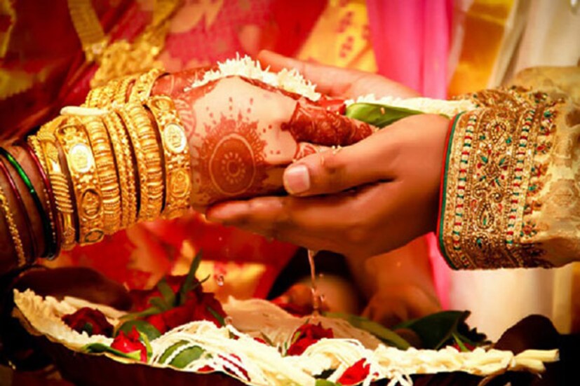 • পুলিশের কাছে তিনি জানিয়েছেন, বর্তমানে তাঁর স্বামী অন্য একজন যুবতী মহিলার সঙ্গে সহবাস করছেন । সম্ভবত তাঁকে বিয়ে করবে তাঁর স্বামী । প্রতীকী চিত্র । 