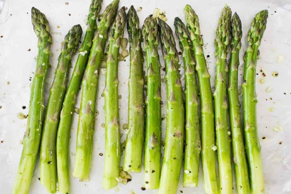 •শতমূলী (Asparagus), মধু ও বাদামজাতীয় খাবার-অ্যালকোহলের প্রভাব থেকে বাঁচাতে এবং লিভারকে সুস্থ রাখতে অত্যন্ত কার্যকরী অ্যাসপারাগাস বা শতমূলী। কারণ শরীরে উৎসেচক ক্ষরণে সাহায্য করে এটি। শতমূলীর পাশাপাশি মধুর মধ্যে ফ্রুক্টোজ ও প্রচুর পরিমাণে অ্যান্টি-অক্সিড্যান্টস থাকে। যা হ্যাংওভার কাটিয়ে উঠতে সাহায্য করে। অন্য দিকে, বাদাম বা এই জাতীয় খাবারে প্রচুর পরিমাণে পটাসিয়াম, ম্যাগনেসিয়াম থাকে। তাই হ্যাংওভার কাটাতে আখরোট, বাদাম, কাজু বাদাম খাওয়া যেতে পারে। •শতমূলী (Asparagus), মধু ও বাদামজাতীয় খাবার-অ্যালকোহলের প্রভাব থেকে বাঁচাতে এবং লিভারকে সুস্থ রাখতে অত্যন্ত কার্যকরী অ্যাসপারাগাস বা শতমূলী। কারণ শরীরে উৎসেচক ক্ষরণে সাহায্য করে এটি। শতমূলীর পাশাপাশি মধুর মধ্যে ফ্রুক্টোজ ও প্রচুর পরিমাণে অ্যান্টি-অক্সিড্যান্টস থাকে। যা হ্যাংওভার কাটিয়ে উঠতে সাহায্য করে। অন্য দিকে, বাদাম বা এই জাতীয় খাবারে প্রচুর পরিমাণে পটাসিয়াম, ম্যাগনেসিয়াম থাকে। তাই হ্যাংওভার কাটাতে আখরোট, বাদাম, কাজু বাদাম খাওয়া যেতে পারে।