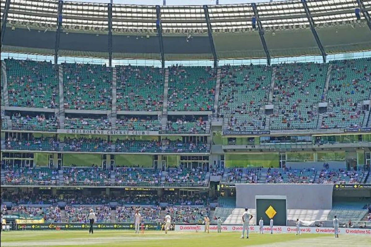 ভারত বনাম অস্ট্রেলিয়া (India vs Australia) ডিসেম্বরের একদম শেষে মেলবোর্নে দ্বিতীয় টেস্ট খেলেছিল৷ সেই টেস্টে ভারত ৮ উইকেটে জিতেছিল কিন্তু সেই ম্যাচের থেকেই এল বড়সড় দুঃসংবাদ৷ মাঠে উপস্থিত একজন দর্শক করোনা ভাইরাস পজিটিভ হয়েছেন৷ মেলবোর্ন ক্রিকেট ক্লাবের পক্ষ থেকে এই তথ্য জানানো হয়েছে৷ ২৭ ডিসেম্বর ম্যাচ দেখতে এসেছিলেন তিনি করোনা পজিটিভ হয়েছিলেন৷ ভারত বনাম অস্ট্রেলিয়া (India vs Australia) ডিসেম্বরের একদম শেষে মেলবোর্নে দ্বিতীয় টেস্ট খেলেছিল৷ সেই টেস্টে ভারত ৮ উইকেটে জিতেছিল কিন্তু সেই ম্যাচের থেকেই এল বড়সড় দুঃসংবাদ৷ মাঠে উপস্থিত একজন দর্শক করোনা ভাইরাস পজিটিভ হয়েছেন৷ মেলবোর্ন ক্রিকেট ক্লাবের পক্ষ থেকে এই তথ্য জানানো হয়েছে৷ ২৭ ডিসেম্বর ম্যাচ দেখতে এসেছিলেন তিনি করোনা পজিটিভ হয়েছিলেন৷