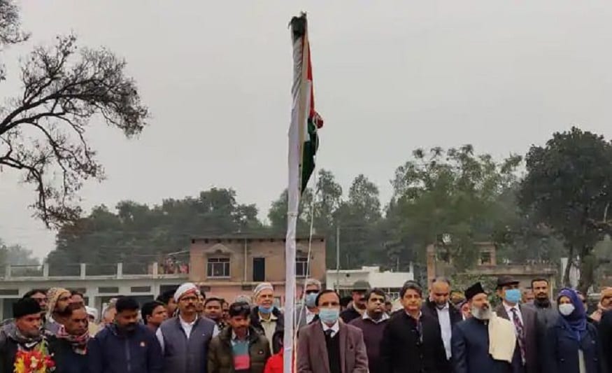 পাশাপাশি সেই সাইটে বৃক্ষ রোপণ শুরু করা হল৷ NDTV -র রিপোর্ট অনুযায়ি ইন্দো-ইসলামিক ফাউন্ডেশনের (IICF) জাফর আহমেদ ফারুকি পতাকা উত্তোলন করেন৷ চারা গাছ রোপনের সময় হাজির ছিলেন ট্রাস্টের ১২ সদস্য৷ ফারুকি -কে উদ্ধৃত করে বলা হয়েছে জমি পরীক্ষার পর সাইটে কনস্ট্রাকশনের কাজ শুরু হবে৷ জমির রিপোর্ট এলে এবং সাইটের ম্যাপ অ্যাপ্রুভ হলেই হবে কাজ৷ এই ধর্মীয় প্রপার্টি তৈরির জন্য অনুদানের আসা ইতিমধ্যেই শুরু হয়ে গেছে৷ পাশাপাশি সেই সাইটে বৃক্ষ রোপণ শুরু করা হল৷ NDTV -র রিপোর্ট অনুযায়ি ইন্দো-ইসলামিক ফাউন্ডেশনের (IICF) জাফর আহমেদ ফারুকি পতাকা উত্তোলন করেন৷ চারা গাছ রোপনের সময় হাজির ছিলেন ট্রাস্টের ১২ সদস্য৷ ফারুকি -কে উদ্ধৃত করে বলা হয়েছে জমি পরীক্ষার পর সাইটে কনস্ট্রাকশনের কাজ শুরু হবে৷ জমির রিপোর্ট এলে এবং সাইটের ম্যাপ অ্যাপ্রুভ হলেই হবে কাজ৷ এই ধর্মীয় প্রপার্টি তৈরির জন্য অনুদানের আসা ইতিমধ্যেই শুরু হয়ে গেছে৷