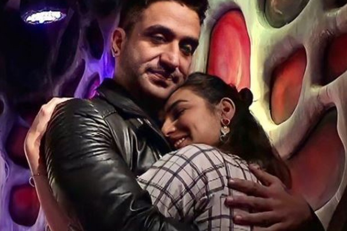এর কিছুক্ষণ পরে আলি জসমিনকে বলেন, তিনি এই শো থেকে বেরিয়ে যাবেন। তার উত্তরে জসমিন বলেন, তুমি চলে গেলে, আমিও বেরিয়ে যাব। আমি ২ কোটি টাকা ব্যাঙ্ক লোন নিয়ে কালার্সকে দিয়ে দেব। এর কিছুক্ষণ পরে আলি জসমিনকে বলেন, তিনি এই শো থেকে বেরিয়ে যাবেন। তার উত্তরে জসমিন বলেন, তুমি চলে গেলে, আমিও বেরিয়ে যাব। আমি ২ কোটি টাকা ব্যাঙ্ক লোন নিয়ে কালার্সকে দিয়ে দেব।