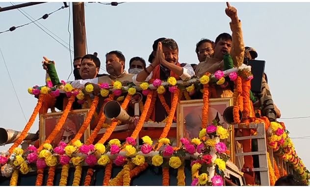 মান বাঁচাতে মাঠে নামেন মুকুল রায়-কৈলাশ বিজয়বর্গী-অর্জুন সিং ৷ কিন্তু তাতেও শেষ রক্ষা হল না ৷ মিছিল হেস্টিংস পৌঁছতেই ধুন্ধুমার ৷ খিদিরপুরের কাছে একজায়গায় রাস্তার ধারে তৃণমূলের মঞ্চ থেকে উড়ে আসে ঢিল-জুতো ৷ মুহূর্তে ছড়িয়ে পড়ে উত্তেজনা ৷ অশান্তি বড়সড় রূপ নেওয়ার আগেই পরিস্থিতি নিয়ন্ত্রণে আনে পুলিশ ৷ তথ্য- অরূপ দত্ত মান বাঁচাতে মাঠে নামেন মুকুল রায়-কৈলাশ বিজয়বর্গী-অর্জুন সিং ৷ কিন্তু তাতেও শেষ রক্ষা হল না ৷ মিছিল হেস্টিংস পৌঁছতেই ধুন্ধুমার ৷ খিদিরপুরের কাছে একজায়গায় রাস্তার ধারে তৃণমূলের মঞ্চ থেকে উড়ে আসে ঢিল-জুতো ৷ মুহূর্তে ছড়িয়ে পড়ে উত্তেজনা ৷ অশান্তি বড়সড় রূপ নেওয়ার আগেই পরিস্থিতি নিয়ন্ত্রণে আনে পুলিশ ৷ তথ্য- অরূপ দত্ত