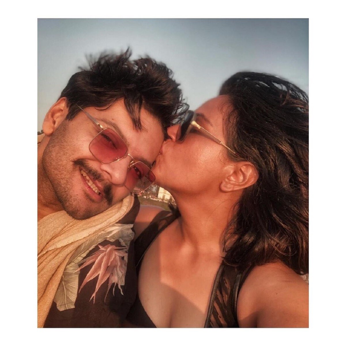 জানা গিয়েছে, ২০২১-এর এপ্রিলেই বিয়ে সারবেন তাঁরা। কোর্টে রেজিস্ট্রির জন্য আবেদন জানিয়েছেন । বিয়ের আয়োজন খুব ছোট করেই হবে। খুব কাছের কিছু মানুষকে নিয়েই শুভ কাজ করবেন তাঁরা। জানা গিয়েছে, ২০২১-এর এপ্রিলেই বিয়ে সারবেন তাঁরা। কোর্টে রেজিস্ট্রির জন্য আবেদন জানিয়েছেন । বিয়ের আয়োজন খুব ছোট করেই হবে। খুব কাছের কিছু মানুষকে নিয়েই শুভ কাজ করবেন তাঁরা।