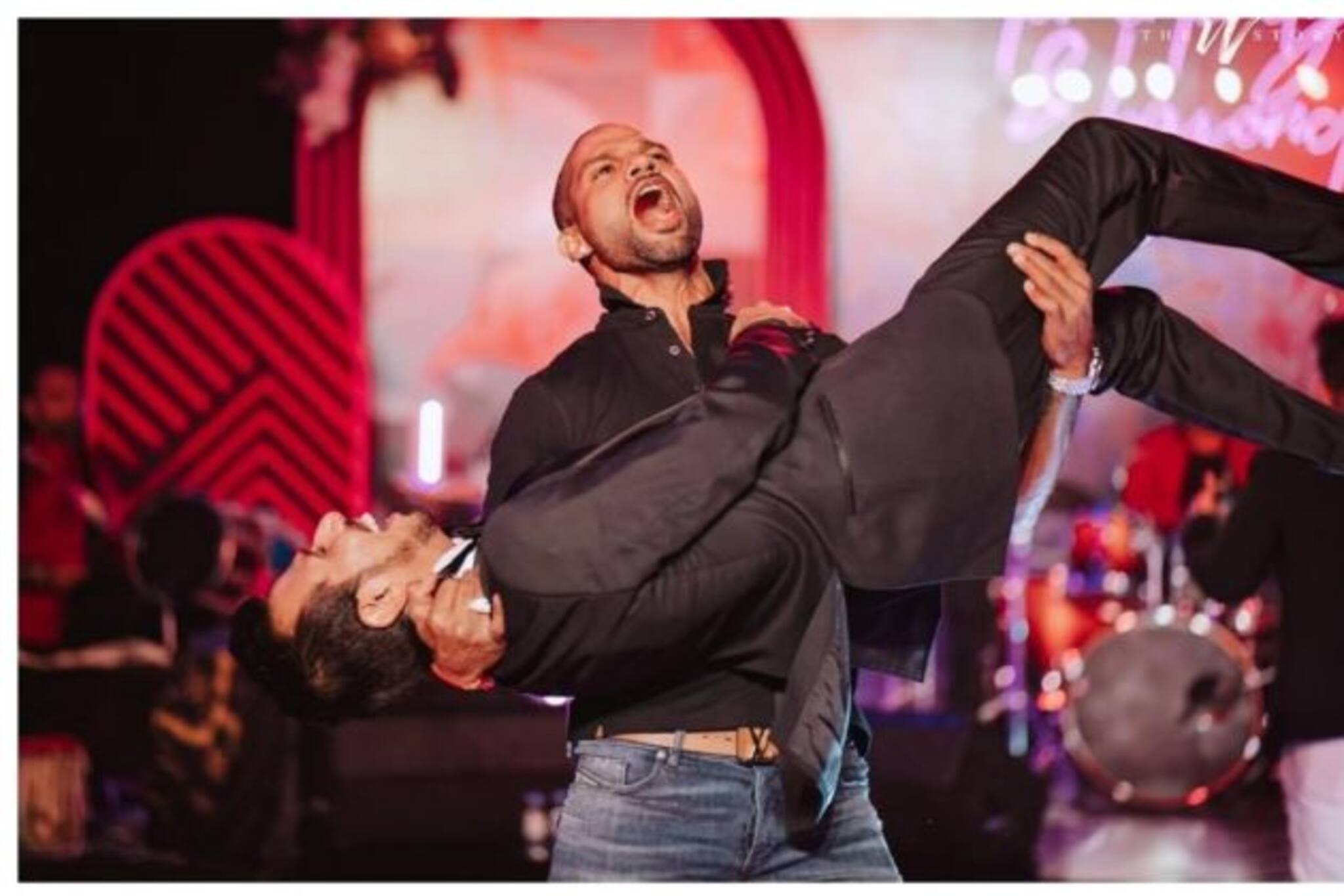 বল নয়, চহালকে স্পিন করাতে চাইছেন ধাওয়ান! মজার ছবিতে মজেছেন নেটিজেনরা!