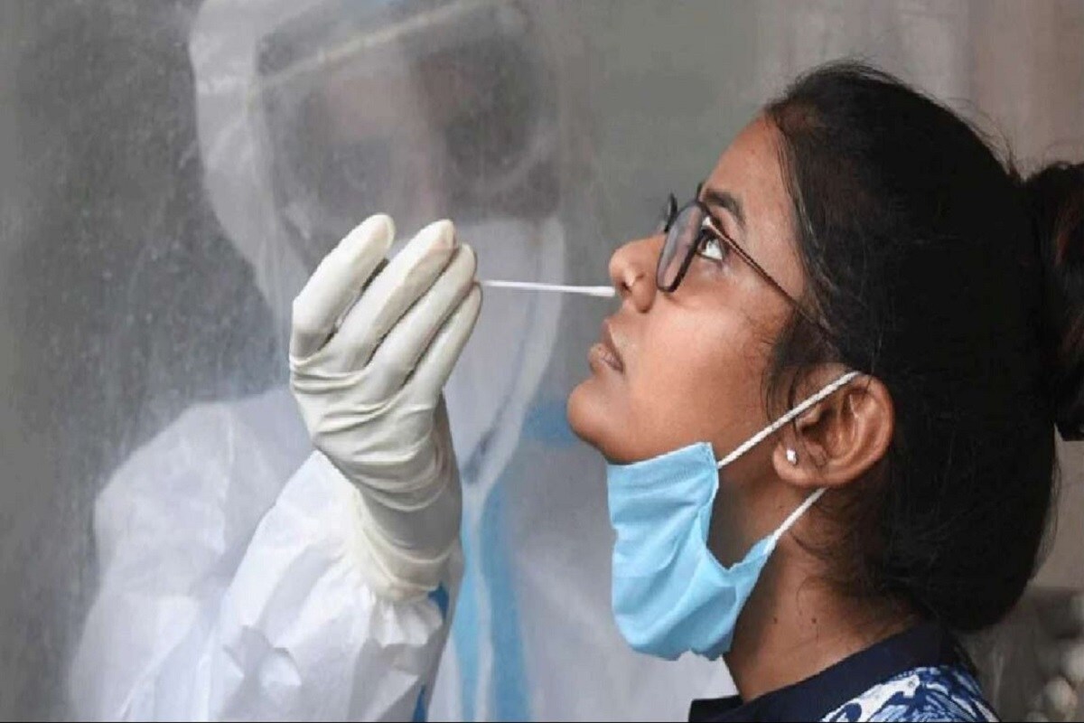 করোনা ভাইরাস (coronavirus) থেকে বাঁচতে যে সেরা উপায় সেই পথেই গুটিগুটি পায়ে এগিয়ে গেছে দিল্লি৷ দিল্লির বাসিন্দাদের মধ্যে তৈরি হয়েছে হার্ড ইমিউনিট (herd immunity) অর্থাৎ গোষ্ঠীগত রোগ প্রতিরোধ ক্ষমতা৷সিরো সার্ভে যে রিপোর্ট প্রকাশ করেছে তা অনুযায়ি দিল্লির বাসিন্দাদের ৫০ থেকে ৬০ শতাংশ মানুষের শরীরে করোনা অ্যান্টিবডি পাওয়া যাচ্ছে৷ ভ্যাকসিনেশনের উদ্দেশ্যও এটাই যে এর মাধ্যমে শরীরে অ্যান্টিবডি তৈরি করা৷ এর মাধ্যমে মারণ এই ভাইরাসের খতরনাক চেন ভেঙে দিয়ে এই রোগের ট্রান্সমিশন রোখা যাবে৷ Photo- File করোনা ভাইরাস (coronavirus) থেকে বাঁচতে যে সেরা উপায় সেই পথেই গুটিগুটি পায়ে এগিয়ে গেছে দিল্লি৷ দিল্লির বাসিন্দাদের মধ্যে তৈরি হয়েছে হার্ড ইমিউনিট (herd immunity) অর্থাৎ গোষ্ঠীগত রোগ প্রতিরোধ ক্ষমতা৷সিরো সার্ভে যে রিপোর্ট প্রকাশ করেছে তা অনুযায়ি দিল্লির বাসিন্দাদের ৫০ থেকে ৬০ শতাংশ মানুষের শরীরে করোনা অ্যান্টিবডি পাওয়া যাচ্ছে৷ ভ্যাকসিনেশনের উদ্দেশ্যও এটাই যে এর মাধ্যমে শরীরে অ্যান্টিবডি তৈরি করা৷ এর মাধ্যমে মারণ এই ভাইরাসের খতরনাক চেন ভেঙে দিয়ে এই রোগের ট্রান্সমিশন রোখা যাবে৷ Photo- File