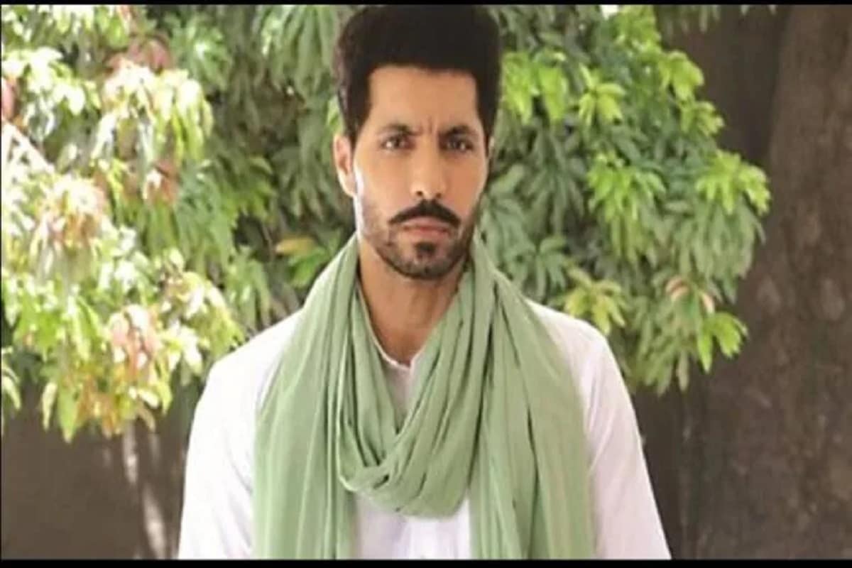 একসময় সিংঘু বর্ডার থেকে প্রেসবিবৃতিও দিতে দেখা গিয়েছে দীপ সাধুকে। তবে দীপ সিধুর সঙ্গে অনেক আগেই সংস্রব ত্যাগ করা হয়েছে বলে দাবি করেন কৃষি আন্দোলনের নেতা যোগেন্দ্র যাদব। একসময় সিংঘু বর্ডার থেকে প্রেসবিবৃতিও দিতে দেখা গিয়েছে দীপ সাধুকে। তবে দীপ সিধুর সঙ্গে অনেক আগেই সংস্রব ত্যাগ করা হয়েছে বলে দাবি করেন কৃষি আন্দোলনের নেতা যোগেন্দ্র যাদব।