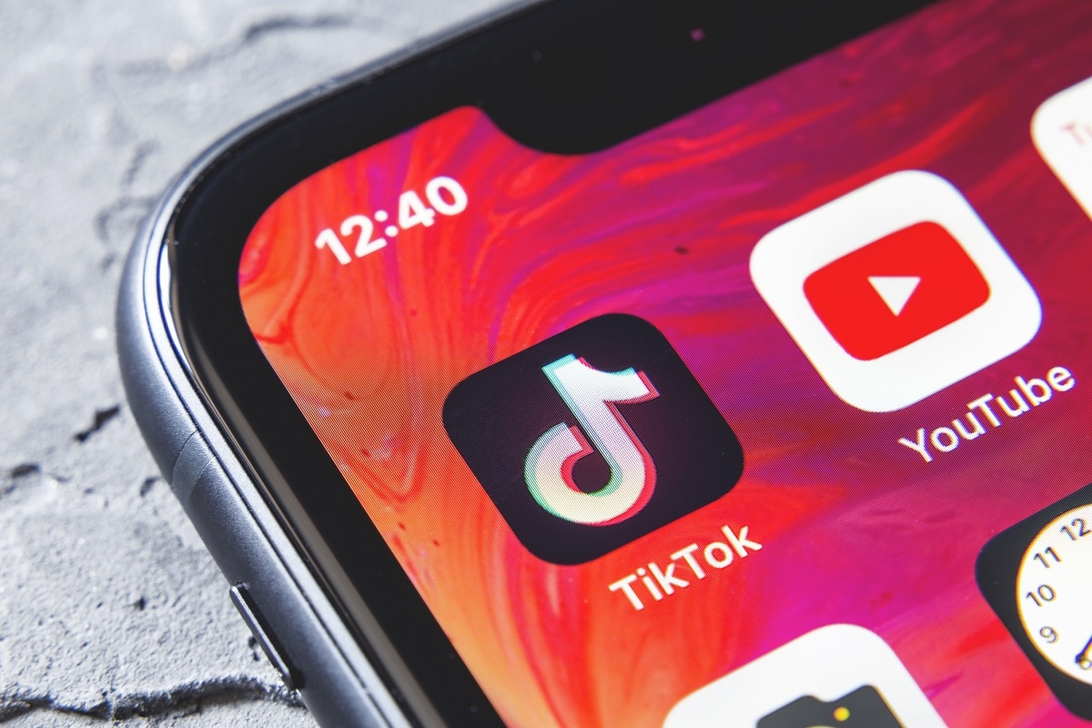 এদেশে TikTok নিষিদ্ধ হয়েছে এক বছর হতে যায়। এবার TikTok -কে বাঁচিয়ে রাখতে প্রতিদ্বন্দ্বী সংস্থা Glance-কে ভারতীয় অংশীদারিত্ব বেচে দিচ্ছে ByteDance Ltd। Bloomberg-এর রিপোর্ট বলছে, Japan-এর SoftBank Group কর্পোরেশনের তরফে এই নিয়ে কথা-বার্তা বলা চলছে। তবে, এই নিয়ে এখনও কোনও সিদ্ধান্তে পৌঁছায়নি সংস্থা বা এই নিয়ে এখনও কথা এগোয়নি বলে জানা যাচ্ছে। একাধিক জটিলতা ও সমস্যা রয়েছে বলে জানাচ্ছে রিপোর্ট। এদেশে TikTok নিষিদ্ধ হয়েছে এক বছর হতে যায়। এবার TikTok -কে বাঁচিয়ে রাখতে প্রতিদ্বন্দ্বী সংস্থা Glance-কে ভারতীয় অংশীদারিত্ব বেচে দিচ্ছে ByteDance Ltd। Bloomberg-এর রিপোর্ট বলছে, Japan-এর SoftBank Group কর্পোরেশনের তরফে এই নিয়ে কথা-বার্তা বলা চলছে। তবে, এই নিয়ে এখনও কোনও সিদ্ধান্তে পৌঁছায়নি সংস্থা বা এই নিয়ে এখনও কথা এগোয়নি বলে জানা যাচ্ছে। একাধিক জটিলতা ও সমস্যা রয়েছে বলে জানাচ্ছে রিপোর্ট।
