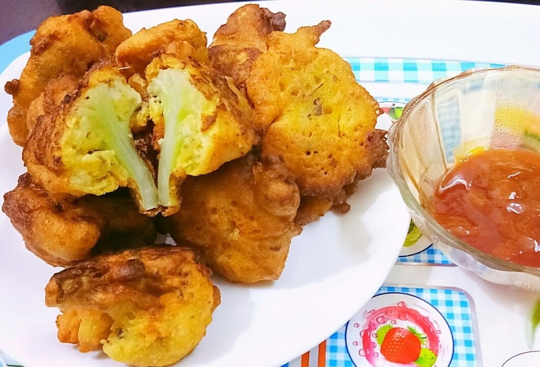 গোবি কে পকোড়ে - ভারতীয় খাদ্যতালিকায় ভাজাভুজি কখনই বাদ যায় না। শীতকালের অন্যতম জনপ্রিয় সবজি ফুলকপি দিয়ে তাই পকোড়া বানানো হয়। ওটা গালে ফেলেই শুরু হয় লোহরির ভোজন-বিলাস। গোবি কে পকোড়ে - ভারতীয় খাদ্যতালিকায় ভাজাভুজি কখনই বাদ যায় না। শীতকালের অন্যতম জনপ্রিয় সবজি ফুলকপি দিয়ে তাই পকোড়া বানানো হয়। ওটা গালে ফেলেই শুরু হয় লোহরির ভোজন-বিলাস।