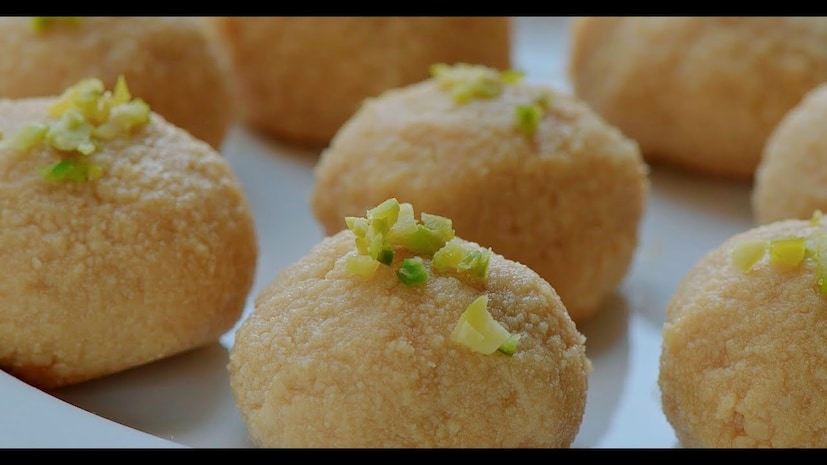 নলেন গুড়ের কাঁচাগোল্লা (Nolen Gur Kancha Golla)- সন্দেশ যে উপকরণ দিয়ে তৈরি হয়, কাঁচাগোল্লাও সাধারণত সেই উপকরণ দিয়েই তৈরি হয়। কিন্তু পাক কম হয় এবং খুবই নরম হয়। প্রাণহরা বা কাঁচাগোল্লা এই সময়ে চিনির পরিবর্তে খেজুর গুড়ের রস দিয়ে তৈরি হয়।