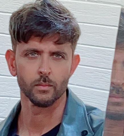 গপ্পোটা হল, সম্প্রতি হৃতিক তাঁর ইনস্টাগ্রামে আপলোড করেছেন একটি সেলফি ৷ যেখানে দেখা গিয়েছে, সাদা-কালো চুলে হৃতিকের একেবারে অন্যলুক ৷ গপ্পোটা হল, সম্প্রতি হৃতিক তাঁর ইনস্টাগ্রামে আপলোড করেছেন একটি সেলফি ৷ যেখানে দেখা গিয়েছে, সাদা-কালো চুলে হৃতিকের একেবারে অন্যলুক ৷