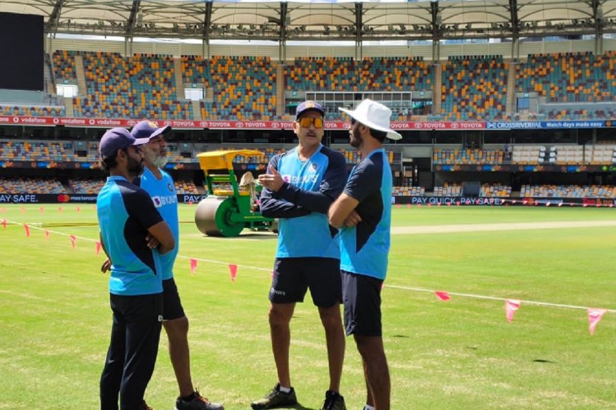 অস্ট্রেলিয়া বনাম ভারত (India vs Australia) এর মধ্যে চতুর্থ টেস্ট ম্যাচ নিয়ে ঘোর ধোঁয়াশা৷ ক্রিকেট অস্ট্রেলিয়া মঙ্গলবার বিবৃতি জারি করে জানিয়েছিল ভারতীয় ক্রিকেট দল ব্রিসবেনের উদ্দেশ্যে পাড়ি জমিয়েছে৷ কিন্তু তারা সেখানে কী কী করবে ভারতীয় দলের সঙ্গে তার বিষয়ে কিছু আভাস পর্যন্ত হতে দেয়নি৷ ব্রিসেবেন করোনা স্ট্রেন পাওয়া যাওয়ার পর থেকেই সেখানে করোনা সংক্রান্ত চরম সতর্কতা ফের জারি হয়েছে৷ ব্রিসেবেন ভারতের সঙ্গে চতুর্থ টেস্ট ম্যাচ সূচি মেনেই হবে এমনটাই জানিয়েছে ক্রিকেট অস্ট্রেলিয়া৷ অস্ট্রেলিয়া বনাম ভারত (India vs Australia) এর মধ্যে চতুর্থ টেস্ট ম্যাচ নিয়ে ঘোর ধোঁয়াশা৷ ক্রিকেট অস্ট্রেলিয়া মঙ্গলবার বিবৃতি জারি করে জানিয়েছিল ভারতীয় ক্রিকেট দল ব্রিসবেনের উদ্দেশ্যে পাড়ি জমিয়েছে৷ কিন্তু তারা সেখানে কী কী করবে ভারতীয় দলের সঙ্গে তার বিষয়ে কিছু আভাস পর্যন্ত হতে দেয়নি৷ ব্রিসেবেন করোনা স্ট্রেন পাওয়া যাওয়ার পর থেকেই সেখানে করোনা সংক্রান্ত চরম সতর্কতা ফের জারি হয়েছে৷ ব্রিসেবেন ভারতের সঙ্গে চতুর্থ টেস্ট ম্যাচ সূচি মেনেই হবে এমনটাই জানিয়েছে ক্রিকেট অস্ট্রেলিয়া৷