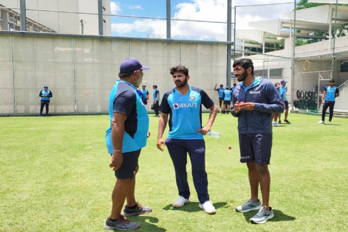 যে হোটেলে ভারতীয় ক্রিকেট দলকে রাখা হয়েছে সেখানে করোনা প্রটোকলের ওপর নজরদারি রাখা হচ্ছে৷ হোটেলের লবিতে পুলিশ মোতায়েন রয়েছে৷ পাশাপাশি ক্রিকেটারদের নিজেদের মধ্যে দেখা করায় বাধা থাকবে অর্থাৎ ক্রিকেটাররা নিজেদের মধ্যে কোনও আলোচনাও করতে পারবেন না৷ যে হোটেলে ভারতীয় ক্রিকেট দলকে রাখা হয়েছে সেখানে করোনা প্রটোকলের ওপর নজরদারি রাখা হচ্ছে৷ হোটেলের লবিতে পুলিশ মোতায়েন রয়েছে৷ পাশাপাশি ক্রিকেটারদের নিজেদের মধ্যে দেখা করায় বাধা থাকবে অর্থাৎ ক্রিকেটাররা নিজেদের মধ্যে কোনও আলোচনাও করতে পারবেন না৷