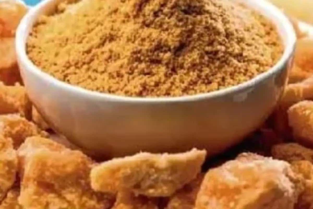 ওজন কমায় - বেশিরভাগ সময়ই আমরা ভুল ধারণার বশবর্তী হয়ে বলি যে মিষ্টি খেলেই ওজন বাড়ে। কিন্তু মিষ্টি খেলেও যে ওজন কমে, এটা কী ভাবে সম্ভব? গুড়ের ক্ষেত্রে এটা সম্ভব। গুড়ে পটাসিয়াম আছে বলে এটি শরীরে ইলেকট্রোলাইট সমতা বজায় রাখে। তাই জল ধরে রাখার ক্ষমতা অনেকটাই কমে যায় আর বাড়তি মেদও কমে। পেশি গঠনেও সাহায্য করে গুড়। ওজন কমায় - বেশিরভাগ সময়ই আমরা ভুল ধারণার বশবর্তী হয়ে বলি যে মিষ্টি খেলেই ওজন বাড়ে। কিন্তু মিষ্টি খেলেও যে ওজন কমে, এটা কী ভাবে সম্ভব? গুড়ের ক্ষেত্রে এটা সম্ভব। গুড়ে পটাসিয়াম আছে বলে এটি শরীরে ইলেকট্রোলাইট সমতা বজায় রাখে। তাই জল ধরে রাখার ক্ষমতা অনেকটাই কমে যায় আর বাড়তি মেদও কমে। পেশি গঠনেও সাহায্য করে গুড়।