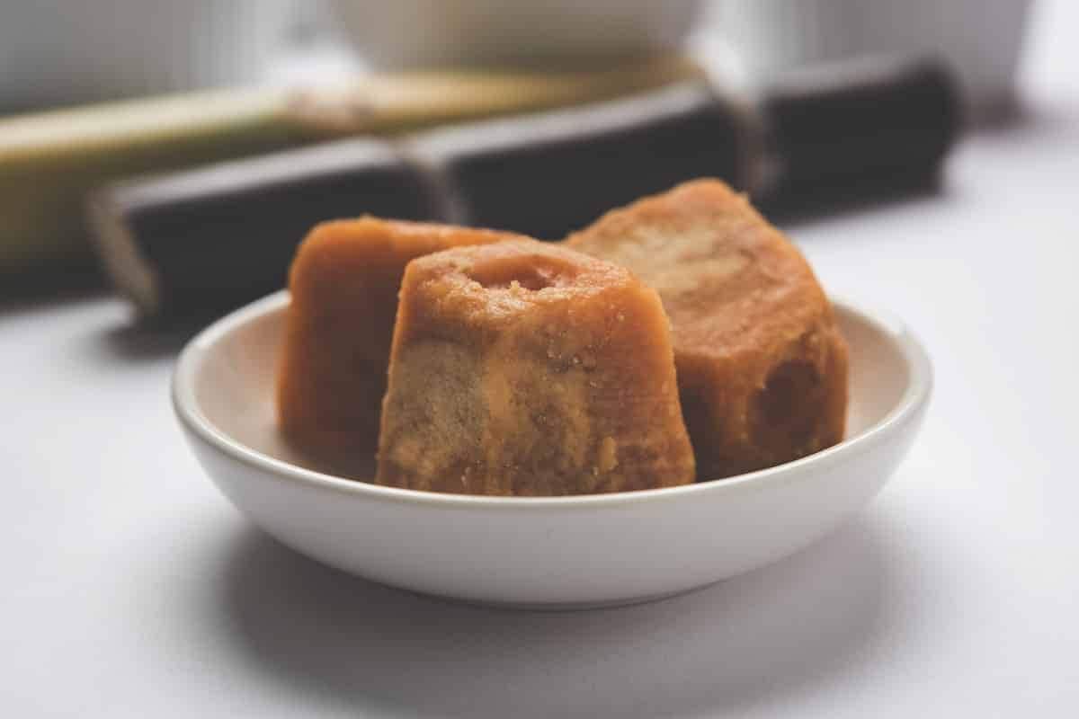 রক্তাল্পতা রোধ করে - প্রাচীন কাল থেকে রক্তাল্পতা যাঁদের আছে, তাঁদের গুড় খাওয়ার পরামর্শ দেওয়া হয়। যেহেতু এর মধ্যে আয়রন আর ফোলেট আছে, সেহেতু গুড় শরীরে আরবিসি বা লোহিত রক্তকণিকার পরিমাণ বাড়িয়ে দেয়। রক্তাল্পতার রোগী এবং গর্ভবতী মহিলাদের জন্য এটি কার্যকরী। রক্তাল্পতা রোধ করে - প্রাচীন কাল থেকে রক্তাল্পতা যাঁদের আছে, তাঁদের গুড় খাওয়ার পরামর্শ দেওয়া হয়। যেহেতু এর মধ্যে আয়রন আর ফোলেট আছে, সেহেতু গুড় শরীরে আরবিসি বা লোহিত রক্তকণিকার পরিমাণ বাড়িয়ে দেয়। রক্তাল্পতার রোগী এবং গর্ভবতী মহিলাদের জন্য এটি কার্যকরী।