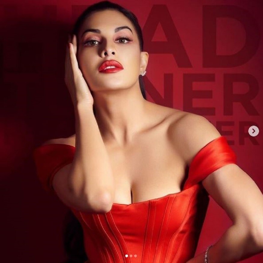 এই ছবি দেখে এমন মনে করা হচ্ছে জ্যাকলিন হয়ত ইচ্ছা করেই এই ছবি পোস্ট করেছেন৷ কারণ জামায় সামাণ্য গরমিল থাকলেও তাঁকে অপূর্ব সুন্দর দেখতে লাগছে৷ Photo Courtesy- Jacqueline Fernandez/Instagram এই ছবি দেখে এমন মনে করা হচ্ছে জ্যাকলিন হয়ত ইচ্ছা করেই এই ছবি পোস্ট করেছেন৷ কারণ জামায় সামাণ্য গরমিল থাকলেও তাঁকে অপূর্ব সুন্দর দেখতে লাগছে৷ Photo Courtesy- Jacqueline Fernandez/Instagram