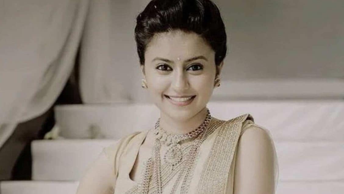 •জানানো হয়েছে যে, আগের দিন সন্ধেবেলা শুধু চা খান তিনি। রাতের খাবার খেতে অস্বীকার করেন। জানান যে, তিনি ডায়েটে রয়েছেন। তারপর থেকেই তাঁর ঘরের দরজা বন্ধ ছিল। •জানানো হয়েছে যে, আগের দিন সন্ধেবেলা শুধু চা খান তিনি। রাতের খাবার খেতে অস্বীকার করেন। জানান যে, তিনি ডায়েটে রয়েছেন। তারপর থেকেই তাঁর ঘরের দরজা বন্ধ ছিল।