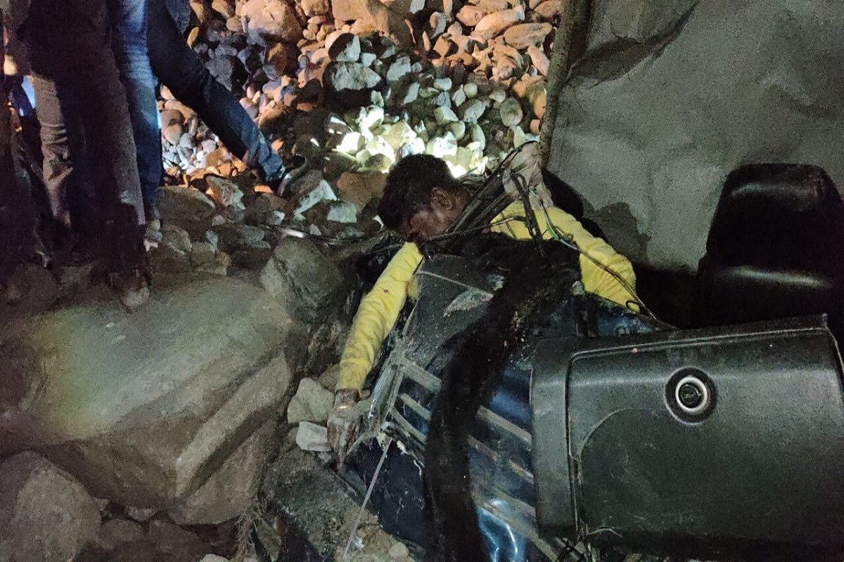 মঙ্গলবার রাত সাড়ে নটা নাগাদ ধূপগুড়ির লাললস্কুল এলাকায় লরির সঙ্গে তিনটি গাড়ির সংঘর্ষে মৃত্যু হয়েছে অন্তত ১৪ জনের। মৃতদের মধ্যে চার শিশু রয়েছে। মঙ্গলবার রাত সাড়ে নটা নাগাদ ধূপগুড়ির লাললস্কুল এলাকায় লরির সঙ্গে তিনটি গাড়ির সংঘর্ষে মৃত্যু হয়েছে অন্তত ১৪ জনের। মৃতদের মধ্যে চার শিশু রয়েছে।