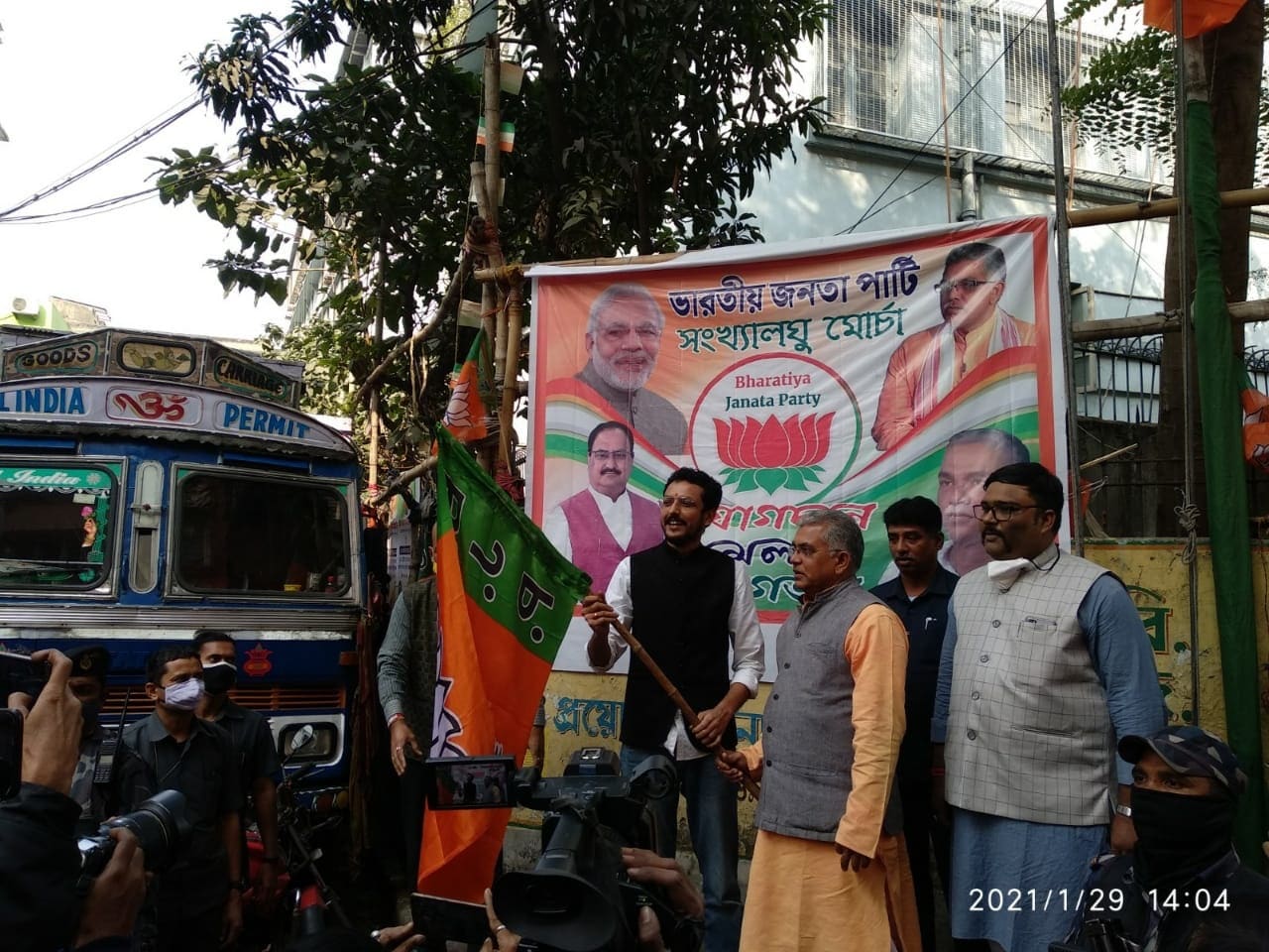 এদিন বিজেপির রাজ্য দফতরে কৌশিক রায়ের হাতে তুলে দলীয় পতাকা তুলে দেন দিলীপ ঘোষ। কর্মসূচিটিতে উপস্থিত ছিলেন সৌমিত্র খাঁ-সহ একাধিক বিজেপি নেতা। এদিন বিজেপির রাজ্য দফতরে কৌশিক রায়ের হাতে তুলে দলীয় পতাকা তুলে দেন দিলীপ ঘোষ। কর্মসূচিটিতে উপস্থিত ছিলেন সৌমিত্র খাঁ-সহ একাধিক বিজেপি নেতা।