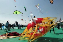 গুজরাতের আকাশ ছেয়ে গেল করোনা থিমের ঘুড়িতে, অতিমারীর মধ্যে মঙ্গলময় হয়ে উঠল উত্তরায়ণ