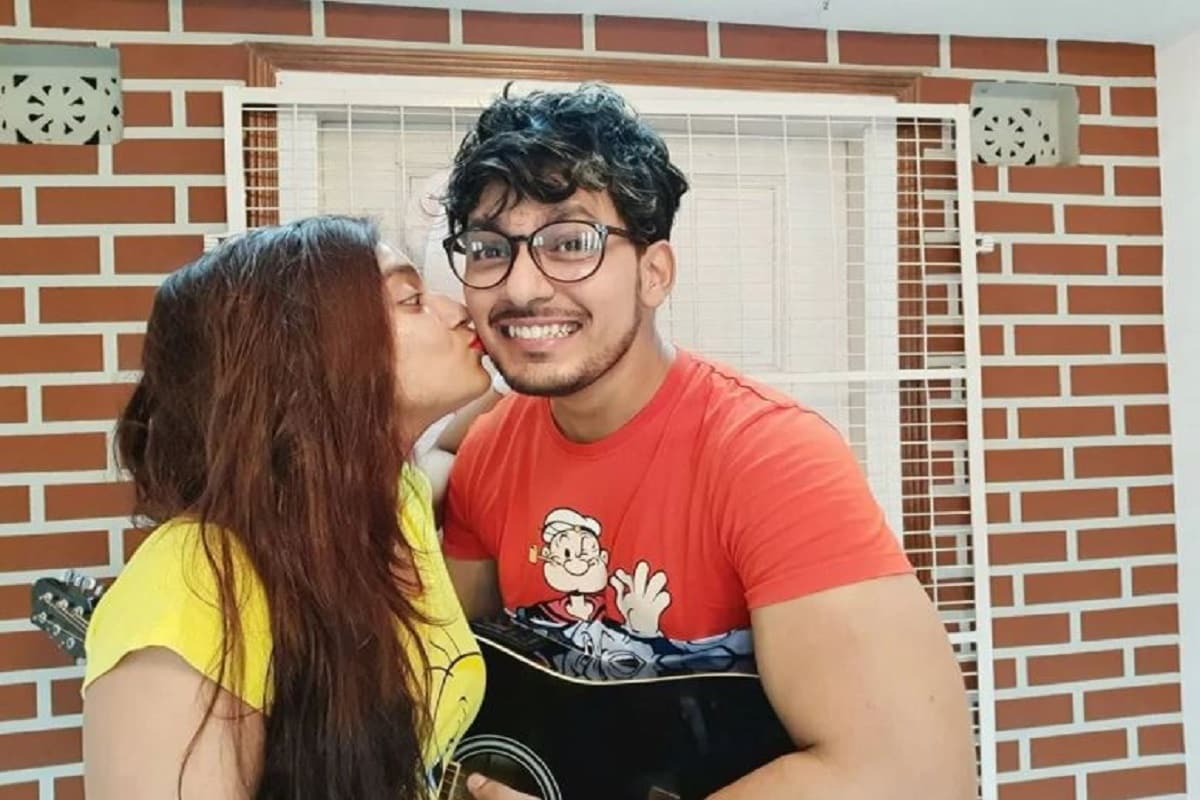 • টিভির পরিচিত মুখ মধুবনী গোস্বামী ৷ ‘ভালবাসা ডট কম’ ধারাবাহিকের সেই মিষ্টি ‘তোরা’কে কে না চেনেন ৷ ধারাবাহিকের হিরোর সঙ্গেই বাস্তব জীবনে তিনি বেঁধেছেন ঘর। এবার কোল আলো করে আসছে তাঁদের প্রথম সন্তান। • টিভির পরিচিত মুখ মধুবনী গোস্বামী ৷ ‘ভালবাসা ডট কম’ ধারাবাহিকের সেই মিষ্টি ‘তোরা’কে কে না চেনেন ৷ ধারাবাহিকের হিরোর সঙ্গেই বাস্তব জীবনে তিনি বেঁধেছেন ঘর। এবার কোল আলো করে আসছে তাঁদের প্রথম সন্তান।