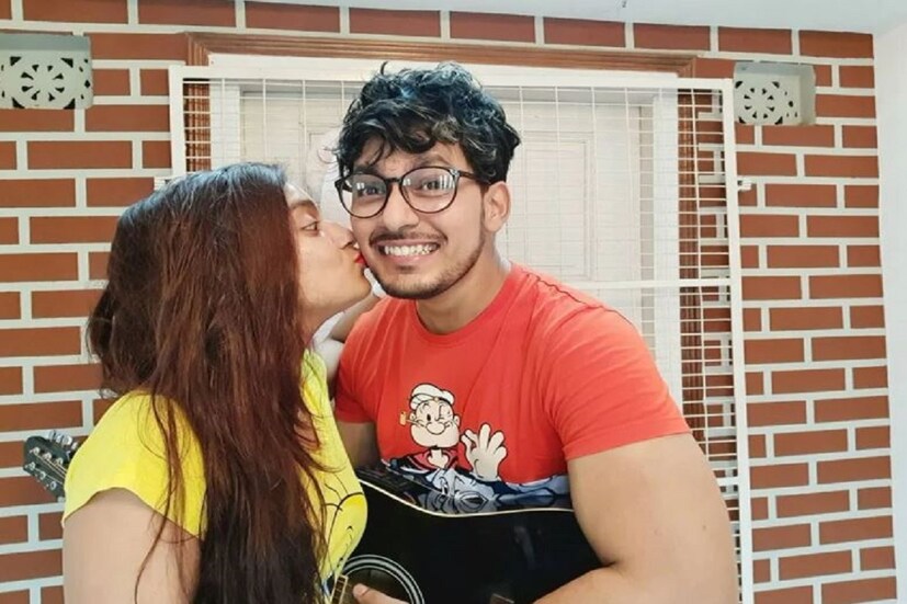 • টিভির পরিচিত মুখ মধুবনী গোস্বামী ৷ ‘ভালবাসা ডট কম’ ধারাবাহিকের সেই মিষ্টি ‘তোরা’কে কে না চেনেন ৷ ধারাবাহিকের হিরোর সঙ্গেই বাস্তব জীবনে তিনি বেঁধেছেন ঘর। এবার কোল আলো করে আসছে তাঁদের প্রথম সন্তান। 