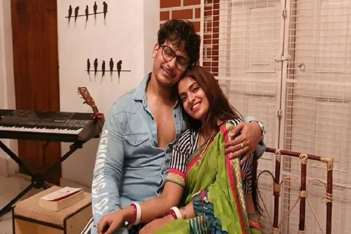 •রাজা-মধুবনীর সাজানো সংসারে এখন খুশির ছোঁয়া। এ বার সম্পূর্ণ হতে চলেছে তাঁদের সংসার । কারণ মা হতে চলেছেন মধুবনী । •রাজা-মধুবনীর সাজানো সংসারে এখন খুশির ছোঁয়া। এ বার সম্পূর্ণ হতে চলেছে তাঁদের সংসার । কারণ মা হতে চলেছেন মধুবনী ।