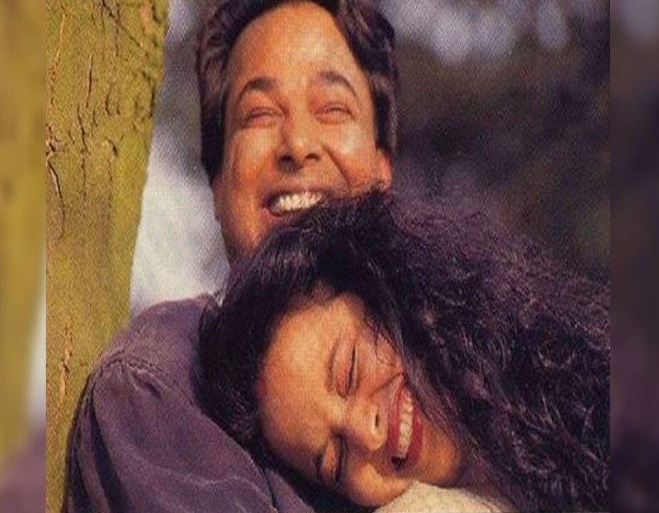 ১৯৯০ সালে দিল্লির খ্যাতনামা শিল্পপতি মুকেশ আগারওয়ালের সঙ্গে বিয়ে করেন রেখা। কিন্তু বিয়ের একবছর বাদেই লন্ডনে থাকাকালীন আত্মহত্যা করেন মুকেশ। এরপর খবর রটেছিল অভিনেতা বিনোদ মেহরার সঙ্গে বিয়ে করেছেন অভিনেত্রী, কিন্তু তা নিতান্তই গুজব! ১৯৯০ সালে দিল্লির খ্যাতনামা শিল্পপতি মুকেশ আগারওয়ালের সঙ্গে বিয়ে করেন রেখা। কিন্তু বিয়ের একবছর বাদেই লন্ডনে থাকাকালীন আত্মহত্যা করেন মুকেশ। এরপর খবর রটেছিল অভিনেতা বিনোদ মেহরার সঙ্গে বিয়ে করেছেন অভিনেত্রী, কিন্তু তা নিতান্তই গুজব!
