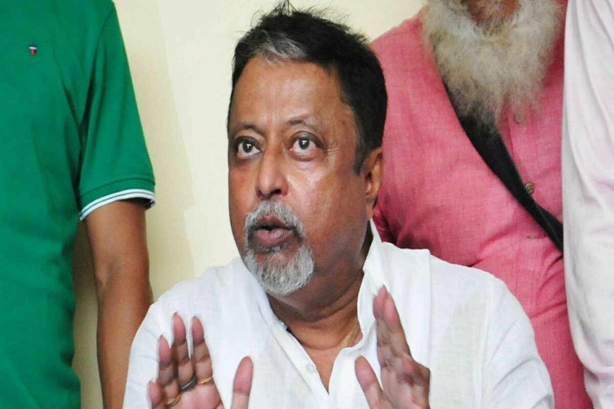 তৃণমূলে একটু একটু করে ফাটল ধরেছে গত কয়েক মাসে। বেসুরে বেজেছেন বহু নেতা। কেউ হাত ছেড়েছেন, কেউ হাত ছাড়ব ছাড়ব করছেন। কিন্তু দলত্যাগের এই হিড়িক কি শুধুই দলের সঙ্গে দূরত্ব বা কাজ না করতে ফলশ্রুতি? একটু গভীরে গেলেই বোঝা যাবে এর পিছনে আর কেউ নয়, রয়েছেন একদা মমতা বন্দ্যোপাধ্যায়ের চাণক্য মুকুল রায়। তৃণমূলে একটু একটু করে ফাটল ধরেছে গত কয়েক মাসে। বেসুরে বেজেছেন বহু নেতা। কেউ হাত ছেড়েছেন, কেউ হাত ছাড়ব ছাড়ব করছেন। কিন্তু দলত্যাগের এই হিড়িক কি শুধুই দলের সঙ্গে দূরত্ব বা কাজ না করতে ফলশ্রুতি? একটু গভীরে গেলেই বোঝা যাবে এর পিছনে আর কেউ নয়, রয়েছেন একদা মমতা বন্দ্যোপাধ্যায়ের চাণক্য মুকুল রায়।
