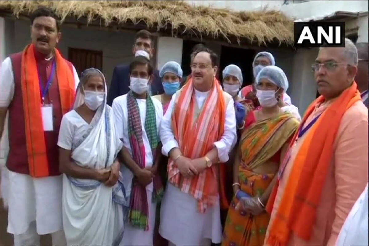 শনিবারও বিজেপি সভাপতি জে পি নাড্ডা মধ্যাহ্নভোজ সারার জন্য কাটোয়ার জগদানন্দপুরের মুস্থূলি গ্রামের কৃষক মথুরা মণ্ডলের বাড়িতে গিয়েছিলেন৷ সকাল থেকেই সাজো সাজো রব ছিল মথুরা মণ্ডলের পরিবারে৷ সামান্য জমিতে চাষ করেই আট জনের সংসার চালান এই কৃষক৷(Info-Sukanta Mukherjee, Photo-ANI) শনিবারও বিজেপি সভাপতি জে পি নাড্ডা মধ্যাহ্নভোজ সারার জন্য কাটোয়ার জগদানন্দপুরের মুস্থূলি গ্রামের কৃষক মথুরা মণ্ডলের বাড়িতে গিয়েছিলেন৷ সকাল থেকেই সাজো সাজো রব ছিল মথুরা মণ্ডলের পরিবারে৷ সামান্য জমিতে চাষ করেই আট জনের সংসার চালান এই কৃষক৷(Info-Sukanta Mukherjee, Photo-ANI)