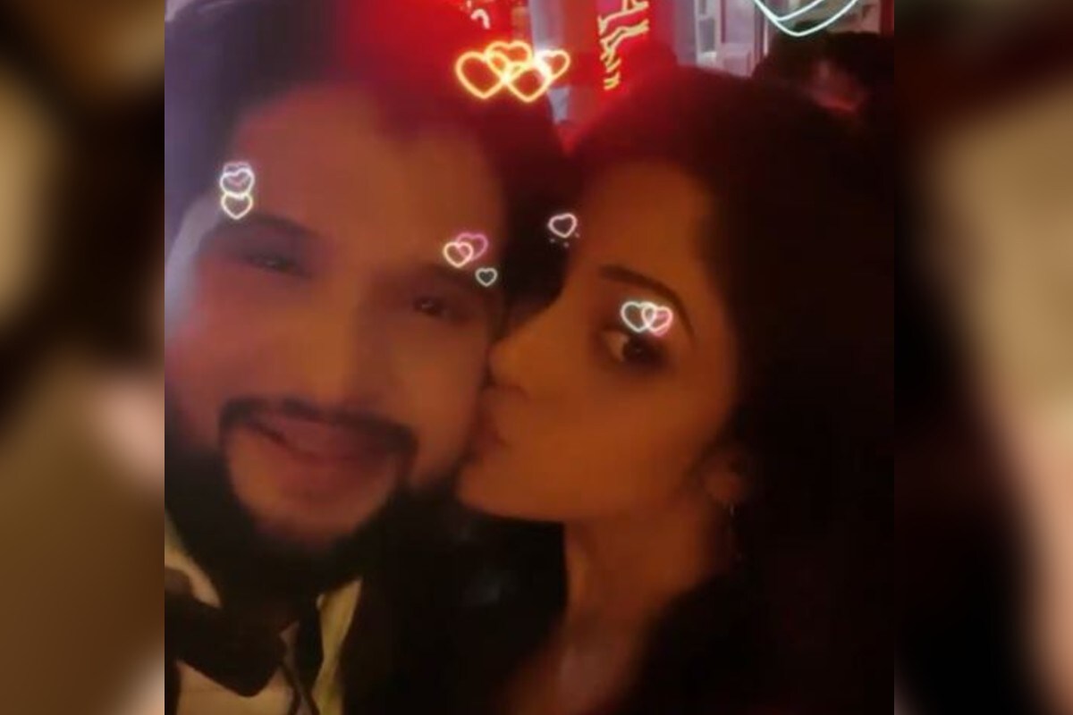 এবছরই বিয়ের পিঁড়িতে বসছেন জনপ্রিয় তারকাজুটি তৃণা সাহা ও নীল ভট্টাচার্য। তাঁদের বিয়ে নিয়ে সোশ্যাল মিডিয়া রীতিমতো সরগরম। তাই এই হিট জুটি নববর্ষ কেমন কাটালেন তা নিয়ে মানুষের আগ্রহ ছিলই। নিউ ইয়ার একসঙ্গেই বরণ করে নিয়েছেন নীল তৃণা। এবছরই বিয়ের পিঁড়িতে বসছেন জনপ্রিয় তারকাজুটি তৃণা সাহা ও নীল ভট্টাচার্য। তাঁদের বিয়ে নিয়ে সোশ্যাল মিডিয়া রীতিমতো সরগরম। তাই এই হিট জুটি নববর্ষ কেমন কাটালেন তা নিয়ে মানুষের আগ্রহ ছিলই। নিউ ইয়ার একসঙ্গেই বরণ করে নিয়েছেন নীল তৃণা।