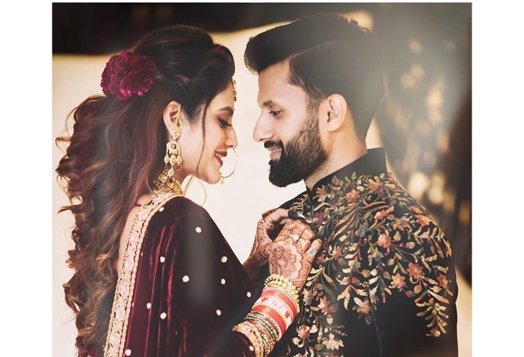 নানা জনে নানা কথা বললেও, যশ আর নুসরত এই বিষয়ে ঠিক কী বলছেন সেটা জানা যায়নি। কিন্তু এইবার তাঁরা মুখ খুলেছেন। সংবাদমাধ্যমকে নুসরত জানিয়েছেন যে তাঁর ব্যক্তিগত জীবনে ঠিক কী হচ্ছে, সেটা একান্তই তাঁর ব্যক্তিগত ব্যাপার। মানুষ তাঁকে সব সময়ই কোনও না কোনও কাজের জন্য বিচার করেন। তাই এইবার তিনি এই বিষয়ে কোনও মন্তব্য করবেন না। নুসরত এটাও বলেন যে তিনি অভিনেত্রী, অভিনয় করা তাঁর পেশা। তাঁকে সেই ভাবেই দেখতে হবে। তাঁর জীবনে যা-ই ঘটুক, সেটা তিনি কারও সঙ্গে শেয়ার করতে নারাজ। নানা জনে নানা কথা বললেও, যশ আর নুসরত এই বিষয়ে ঠিক কী বলছেন সেটা জানা যায়নি। কিন্তু এইবার তাঁরা মুখ খুলেছেন। সংবাদমাধ্যমকে নুসরত জানিয়েছেন যে তাঁর ব্যক্তিগত জীবনে ঠিক কী হচ্ছে, সেটা একান্তই তাঁর ব্যক্তিগত ব্যাপার। মানুষ তাঁকে সব সময়ই কোনও না কোনও কাজের জন্য বিচার করেন। তাই এইবার তিনি এই বিষয়ে কোনও মন্তব্য করবেন না। নুসরত এটাও বলেন যে তিনি অভিনেত্রী, অভিনয় করা তাঁর পেশা। তাঁকে সেই ভাবেই দেখতে হবে। তাঁর জীবনে যা-ই ঘটুক, সেটা তিনি কারও সঙ্গে শেয়ার করতে নারাজ।