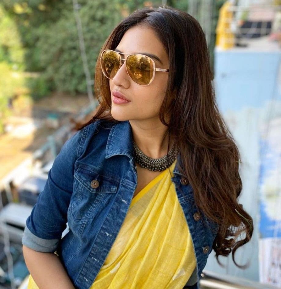এদিকে যশের বক্তব্য এই যে তিনি না কি প্রতি বছরই রোড ট্রিপে কোথাও না কোথাও যান। রাজস্থানে যাওয়া কি দোষের? সাংবাদিকদের উদ্দেশে এই প্রশ্ন ছুঁড়ে দিয়ে যশ এটাও জানান যে নুসরতের ব্যক্তিগত জীবনে কী ঘটছে সেটা তিনি জানেন না। এদিকে যশের বক্তব্য এই যে তিনি না কি প্রতি বছরই রোড ট্রিপে কোথাও না কোথাও যান। রাজস্থানে যাওয়া কি দোষের? সাংবাদিকদের উদ্দেশে এই প্রশ্ন ছুঁড়ে দিয়ে যশ এটাও জানান যে নুসরতের ব্যক্তিগত জীবনে কী ঘটছে সেটা তিনি জানেন না।