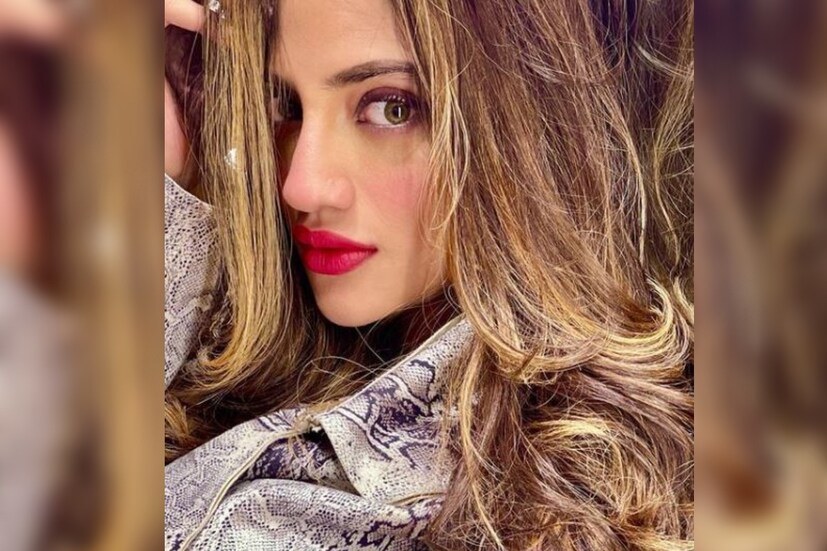 টলিপাড়ার সবচেয়ে বড় খবর, দূরত্ব তৈরি হয়েছে অভিনেত্রী নুসরত জাহান ও নিখিল জৈনের মধ্যে। অন্যদিকে গুঞ্জন শোনা যাচ্ছে যে, অভিনেতা যশ দাশগুপ্তের সঙ্গে ঘনিষ্ঠতা তৈরি হয়েছে অভিনেত্রীর। আর এসবের মধ্যেই একের পর এক সোশ্যাল মিডিয়া পোস্টে জল্পনা বাড়াচ্ছেন নুসরত। 