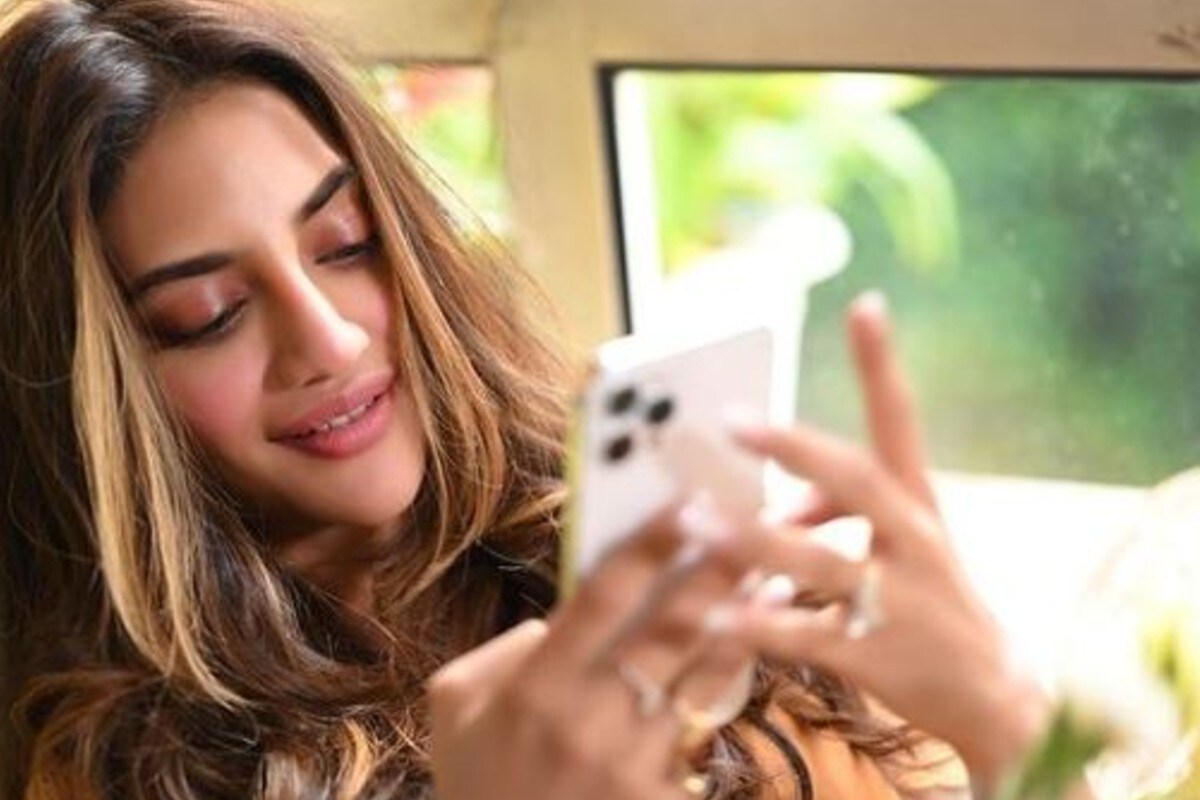 যদিও কারণ বলতে নারাজ অভিনেত্রী। তিনি ব্যক্তিগত রাখতে চাইছেন সবটা। এমনই জানিয়েছেন। জানা যাচ্ছে এসওএস ছবির শ্যুটিং চলাকালীনই যশের সঙ্গে ঘনিষ্ঠতা শুরু হয় হয় নুসরতের। তার পরে এমনকি যশের সঙ্গে বেশ কিছু ছবিও পোস্ট করেন নুসরত। যদিও বিগত কয়েক মাসে নিখিলের সঙ্গে কোনও ছবি নেই অভিনেত্রীর। যদিও কারণ বলতে নারাজ অভিনেত্রী। তিনি ব্যক্তিগত রাখতে চাইছেন সবটা। এমনই জানিয়েছেন। জানা যাচ্ছে এসওএস ছবির শ্যুটিং চলাকালীনই যশের সঙ্গে ঘনিষ্ঠতা শুরু হয় হয় নুসরতের। তার পরে এমনকি যশের সঙ্গে বেশ কিছু ছবিও পোস্ট করেন নুসরত। যদিও বিগত কয়েক মাসে নিখিলের সঙ্গে কোনও ছবি নেই অভিনেত্রীর।