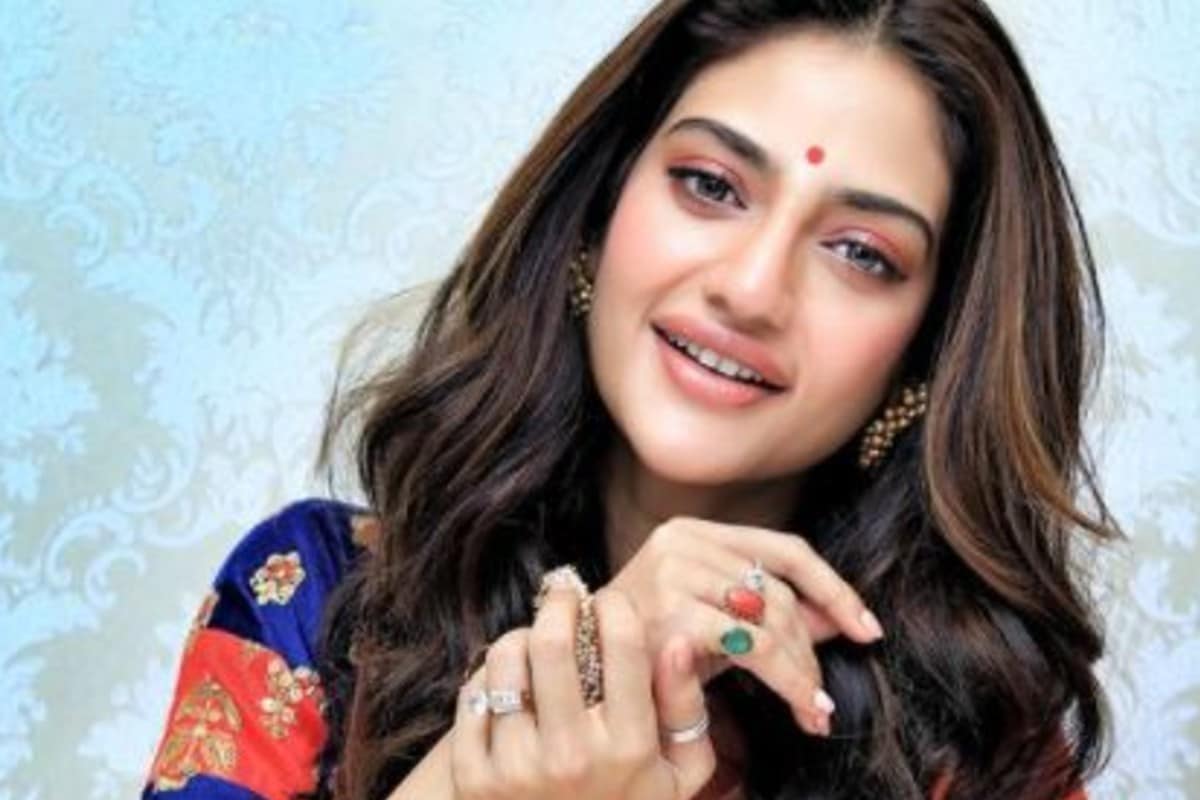 এমনকী নিখিল ও নুসরতের প্রায় মুখ দেখাদেখিও বন্ধ হয়েছে। ইনস্টাগ্রামে পরস্পরকে আনফলো করেছেন দুজনে। আর এর পরেই আরও স্পষ্ট হয়েছে যে, সম্পর্কে ভালোই চিড় ধরেছে। যদিও কারণ বলতে নারাজ অভিনেত্রী। তিনি ব্যক্তিগত রাখতে চাইছেন সবটা। এমনই জানিয়েছেন। এমনকী নিখিল ও নুসরতের প্রায় মুখ দেখাদেখিও বন্ধ হয়েছে। ইনস্টাগ্রামে পরস্পরকে আনফলো করেছেন দুজনে। আর এর পরেই আরও স্পষ্ট হয়েছে যে, সম্পর্কে ভালোই চিড় ধরেছে। যদিও কারণ বলতে নারাজ অভিনেত্রী। তিনি ব্যক্তিগত রাখতে চাইছেন সবটা। এমনই জানিয়েছেন।