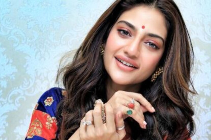 এমনকী নিখিল ও নুসরতের প্রায় মুখ দেখাদেখিও বন্ধ হয়েছে। ইনস্টাগ্রামে পরস্পরকে আনফলো করেছেন দুজনে। আর এর পরেই আরও স্পষ্ট হয়েছে যে, সম্পর্কে ভালোই চিড় ধরেছে। যদিও কারণ বলতে নারাজ অভিনেত্রী। তিনি ব্যক্তিগত রাখতে চাইছেন সবটা। এমনই জানিয়েছেন।