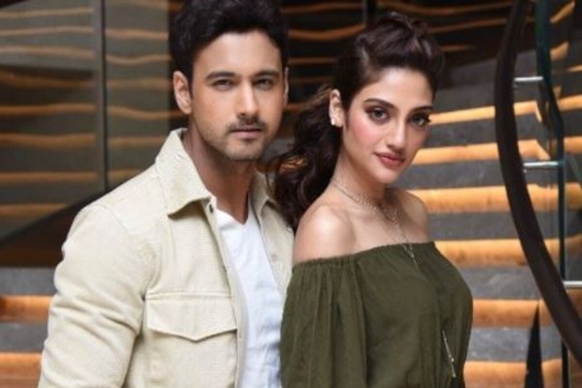 জানা যাচ্ছে এসওএস ছবির শ্যুটিং চলাকালীনই যশের সঙ্গে ঘনিষ্ঠতা শুরু হয় হয় নুসরতের। তার পরে এমনকি যশের সঙ্গে বেশ কিছু ছবিও পোস্ট করেন নুসরত। যদিও বিগত কয়েক মাসে নিখিলের সঙ্গে কোনও ছবি নেই অভিনেত্রীর। অন্যদিকে প্রায়ই যশের সঙ্গে দেখা যাচ্ছে অভিনেত্রীকে। প্রসঙ্গত ২০১৯ এর ১৯ জুন বিয়ে করেছিলেন নুসরত ও নিখিল। দেড় বছরের মাথায়ই সম্পর্কে ইতি টানতে চলেছে দুজনে। জানা যাচ্ছে এসওএস ছবির শ্যুটিং চলাকালীনই যশের সঙ্গে ঘনিষ্ঠতা শুরু হয় হয় নুসরতের। তার পরে এমনকি যশের সঙ্গে বেশ কিছু ছবিও পোস্ট করেন নুসরত। যদিও বিগত কয়েক মাসে নিখিলের সঙ্গে কোনও ছবি নেই অভিনেত্রীর। অন্যদিকে প্রায়ই যশের সঙ্গে দেখা যাচ্ছে অভিনেত্রীকে। প্রসঙ্গত ২০১৯ এর ১৯ জুন বিয়ে করেছিলেন নুসরত ও নিখিল। দেড় বছরের মাথায়ই সম্পর্কে ইতি টানতে চলেছে দুজনে।