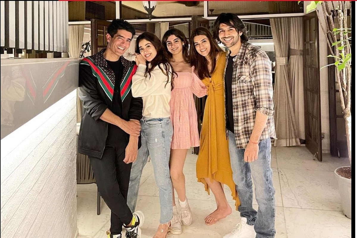 করোনা দূর হয়নি, তবু ৩১ ডিসেম্বর কি আর চুপ করে বসে থাকা যায়? ৩১ ডিসেম্বর রাতে নতুন বছরকে স্বাগত জানাতে পার্টিতে মাতল বলিউড। ফ্যাশন ডিজাইনার মণীশ মালহোত্রার বাড়িতে ছিল জমজমাট পার্টির আয়োজন করোনা দূর হয়নি, তবু ৩১ ডিসেম্বর কি আর চুপ করে বসে থাকা যায়? ৩১ ডিসেম্বর রাতে নতুন বছরকে স্বাগত জানাতে পার্টিতে মাতল বলিউড। ফ্যাশন ডিজাইনার মণীশ মালহোত্রার বাড়িতে ছিল জমজমাট পার্টির আয়োজন