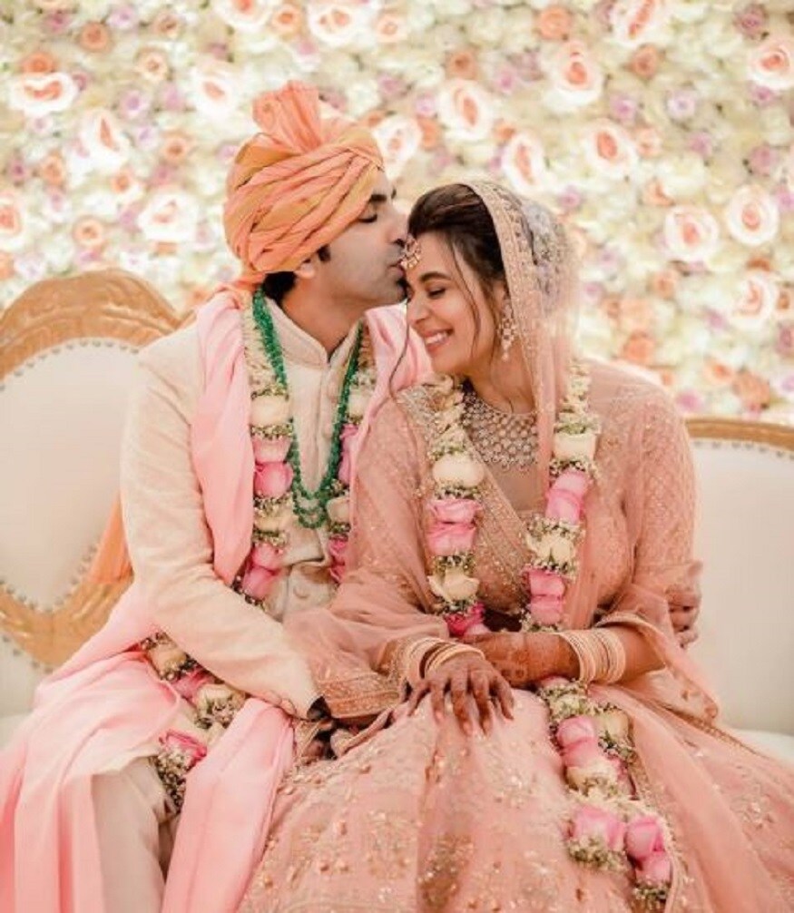 নতুন বউয়ের সঙ্গে আবেগঘন মুহূর্তের ছবিও নিজের হ্যান্ডেলে শেয়ার করেছেন পঙ্কজ, বিশ্বচ্যাম্পিয়ন বিয়ের পর নববধূকে গভীর চুমু দেন৷ Photo Courtesy- Instagram/ Pankaj Advani নতুন বউয়ের সঙ্গে আবেগঘন মুহূর্তের ছবিও নিজের হ্যান্ডেলে শেয়ার করেছেন পঙ্কজ, বিশ্বচ্যাম্পিয়ন বিয়ের পর নববধূকে গভীর চুমু দেন৷ Photo Courtesy- Instagram/ Pankaj Advani