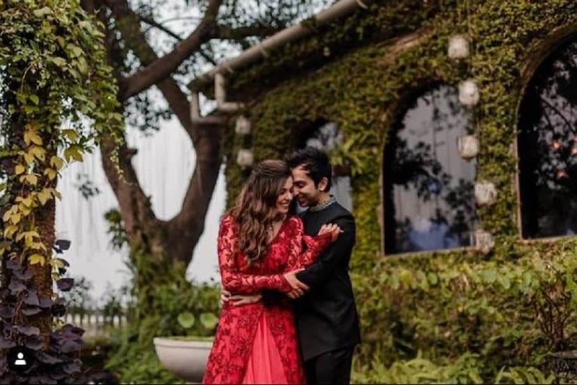 ২৩ বারের বিশ্বচ্যাম্পিয়ন পঙ্কজ আদবানি -র সাফল্য শুধু ভারতের হয়েই নয় বিশ্বমঞ্চেও দারুণ প্রশংসিত ৷ অন্যদিকে সানিয়া সেলিব্রিটি মেকআপ আর্টিস্ট ও হেয়ার স্টাইলিশ৷ Photo Courtesy- Instagram/ Pankaj Advani 