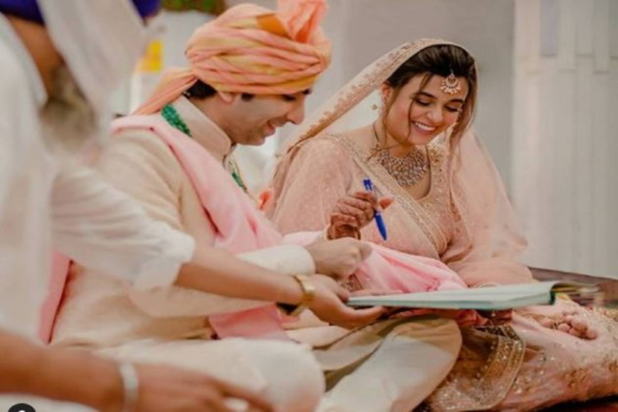 বিয়ের পর স্ত্রীকে গভীর চুম্বন বিশ্ব চ্যাম্পিয়নের, দেখুন পঙ্কজ আদাবানির বিয়ের অ্যালবাম