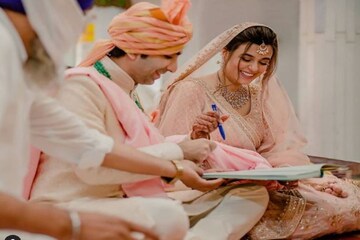 বিয়ের পর স্ত্রীকে গভীর চুম্বন, দেখুন পঙ্কজ আদাবানির বিয়ের অ্যালবাম বিয়ের পর স্ত্রীকে গভীর চুম্বন, দেখুন পঙ্কজ আদাবানির বিয়ের অ্যালবাম