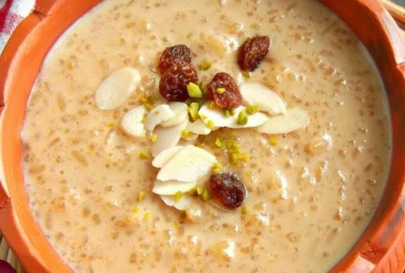 নলেন গুড়ের পায়েস (Nolen Gur Payesh)- শীতে পায়েস মানেই বেশিরভাগ বাড়িতে নলেন গুড়ের পায়েস তৈরি করা হয়। গোবিন্দভোগ চালের গন্ধ সঙ্গে গুড়ের গন্ধ একদম স্পেশ্যাল একটা আমেজ তৈরি করে।