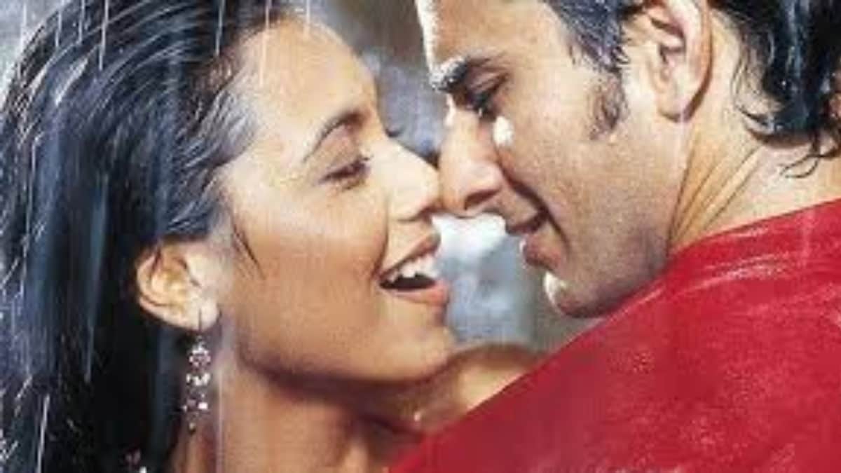 বেশ কিছু দিন আগে একটি টক শোতে এসে এই খবর জানান খোদ সইফ আলি খান। তিনি বলেন করিনা তাঁর জীবনের সেই নারী যে নিজের কেরিয়ার নিয়ে ভীষণ সফল। এবং সব সময় কাজ ভালোবাসে। এমন নায়িকার সঙ্গে কিভাবে প্রেম টেকাবেন তা নিয়ে চিন্তায় ছিলেন ছোটে নবাব। photo source collected বেশ কিছু দিন আগে একটি টক শোতে এসে এই খবর জানান খোদ সইফ আলি খান। তিনি বলেন করিনা তাঁর জীবনের সেই নারী যে নিজের কেরিয়ার নিয়ে ভীষণ সফল। এবং সব সময় কাজ ভালোবাসে। এমন নায়িকার সঙ্গে কিভাবে প্রেম টেকাবেন তা নিয়ে চিন্তায় ছিলেন ছোটে নবাব। photo source collected