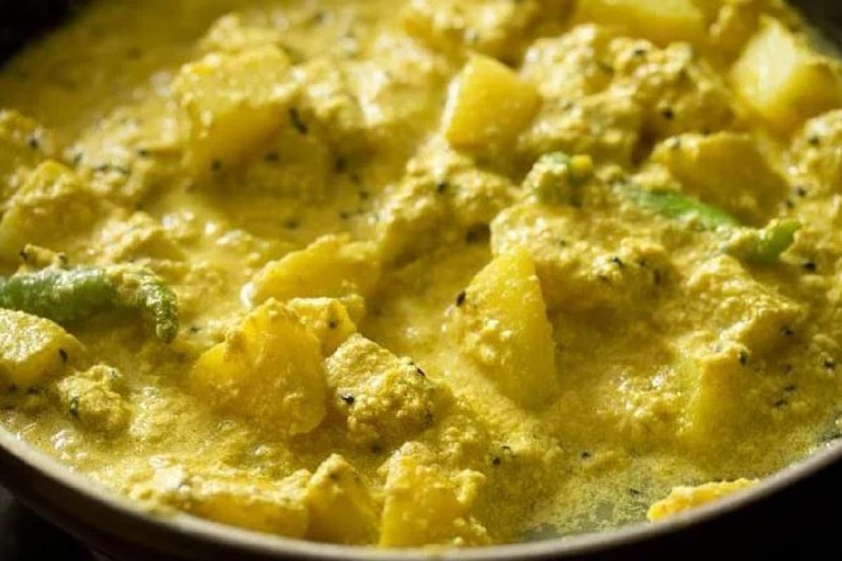 সেই দানা এমনই দেখতে যে পোস্তর দানা ও রামদানা আলাদা করা শুধু কঠিন-ই নয়, কার্যত অসম্ভব। গুপ্তা ট্রেডার্সের সেই দোকানে ইবি-র হানা দেওয়া মাত্রই অফিসারেরা চলে যান দোকানের উপরের একটি গুদাম ঘরে। গুদাম ঘরে যাওয়া মাত্রই হাতেনাতে ধরা পড়ে ভেজাল পোস্তর কারবার। দেখা যায় দুই মহিলা পোস্তর সঙ্গে মেশাচ্ছেন রামদানা। মূলত ভুট্টা, সুজি ও গমের দানার সংমিশ্রণে তৈরি হয় রামদানা। সেই দানা পুরোপুরি দেখতে পোস্তর দানার মত। প্রায় পাঁচ থেকে ছয় বস্তা ভেজাল পোস্ত চোখের সামনে মেলাতে দেখে ইবি-র আধিকারিক। Photo-Representative সেই দানা এমনই দেখতে যে পোস্তর দানা ও রামদানা আলাদা করা শুধু কঠিন-ই নয়, কার্যত অসম্ভব। গুপ্তা ট্রেডার্সের সেই দোকানে ইবি-র হানা দেওয়া মাত্রই অফিসারেরা চলে যান দোকানের উপরের একটি গুদাম ঘরে। গুদাম ঘরে যাওয়া মাত্রই হাতেনাতে ধরা পড়ে ভেজাল পোস্তর কারবার। দেখা যায় দুই মহিলা পোস্তর সঙ্গে মেশাচ্ছেন রামদানা। মূলত ভুট্টা, সুজি ও গমের দানার সংমিশ্রণে তৈরি হয় রামদানা। সেই দানা পুরোপুরি দেখতে পোস্তর দানার মত। প্রায় পাঁচ থেকে ছয় বস্তা ভেজাল পোস্ত চোখের সামনে মেলাতে দেখে ইবি-র আধিকারিক। Photo-Representative