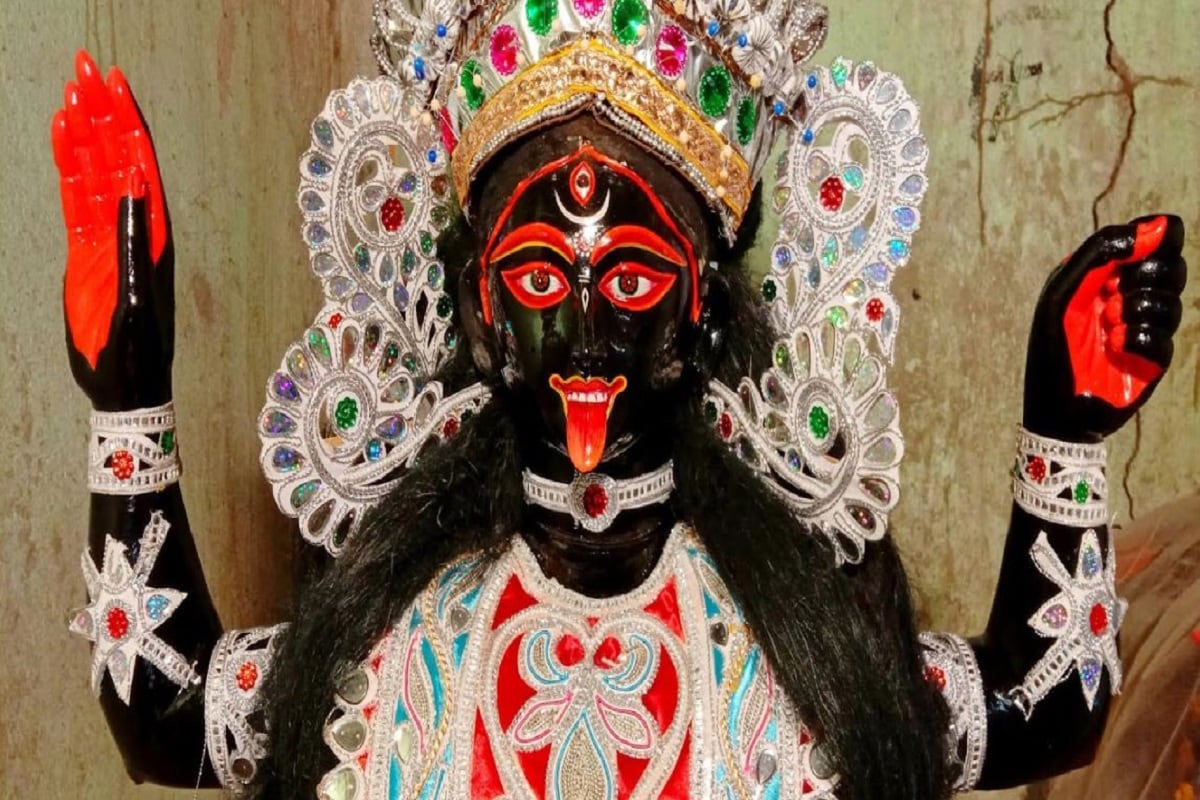 এই রাজ্যের বৈচিত্র্য অনেক, প্রতিটি জেলায় যেন অভিনবত্বের ছোঁয়া। কথায় ভোজন রসিক বাঙালির কাছে ভোজনের নেই কোন অভাব। বাঙালির জমিয়ে খাওয়া আর খাওয়ানোয় সুনাম অনেক। এবার পৌষ কালীপুজোয় বাগবাজারের হাউসিং অ্যাসোসিয়েশনের রায় চৌধুরী বাড়িতে দেখা গেল এই পদগুলো। এই রাজ্যের বৈচিত্র্য অনেক, প্রতিটি জেলায় যেন অভিনবত্বের ছোঁয়া। কথায় ভোজন রসিক বাঙালির কাছে ভোজনের নেই কোন অভাব। বাঙালির জমিয়ে খাওয়া আর খাওয়ানোয় সুনাম অনেক। এবার পৌষ কালীপুজোয় বাগবাজারের হাউসিং অ্যাসোসিয়েশনের রায় চৌধুরী বাড়িতে দেখা গেল এই পদগুলো।