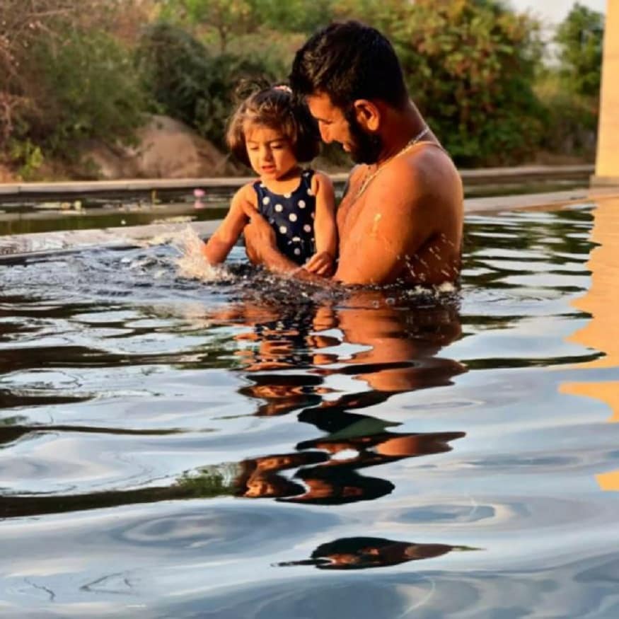 পূজারার মেয়ে বাবার শরীরের আঘাত কমানোর এক অভিনব পদ্ধতি বার করেছে৷ মাত্র ২ বছরের অদিতি বলেছে বাবা যখন বাড়ি আসবে তখন তাঁকে চুমু (Kiss) খাবে ৷ আর এই চুম্বন ওষুধেই সেরে যাবে পূজারার শরীরের সব যন্ত্রণা৷ পূজারার মেয়ে বাবার শরীরের আঘাত কমানোর এক অভিনব পদ্ধতি বার করেছে৷ মাত্র ২ বছরের অদিতি বলেছে বাবা যখন বাড়ি আসবে তখন তাঁকে চুমু (Kiss) খাবে ৷ আর এই চুম্বন ওষুধেই সেরে যাবে পূজারার শরীরের সব যন্ত্রণা৷