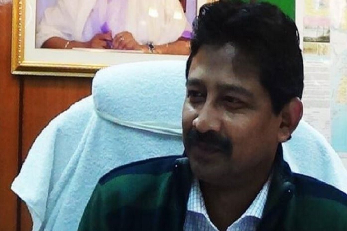 সূত্রের খবর, দল ছাড়ার সিদ্ধান্ত নিয়েই ফেলেছেন রাজীব বন্দ্যোপাধ্যায়৷ শুভেন্দুর মতোই রাজীবের সঙ্গে তৃণমূলের বিচ্ছেদও এখন সময়ের অপেক্ষা৷ আনুষ্ঠানিক ঘোষণা কবে হয়, এখন হয়তো শুধু তারই অপেক্ষা৷(Info- Kamalika Sengupta, Photo-File) সূত্রের খবর, দল ছাড়ার সিদ্ধান্ত নিয়েই ফেলেছেন রাজীব বন্দ্যোপাধ্যায়৷ শুভেন্দুর মতোই রাজীবের সঙ্গে তৃণমূলের বিচ্ছেদও এখন সময়ের অপেক্ষা৷ আনুষ্ঠানিক ঘোষণা কবে হয়, এখন হয়তো শুধু তারই অপেক্ষা৷(Info- Kamalika Sengupta, Photo-File)